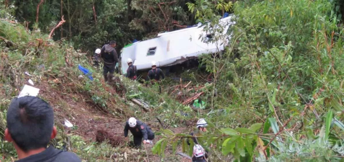 Por lo menos 6 fallecidos y 14 heridos al caer autobús a un abismo en Perú