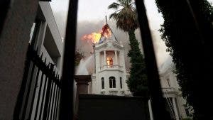 Incendian edificio histórico y allanan embajada de Argentina en Chile