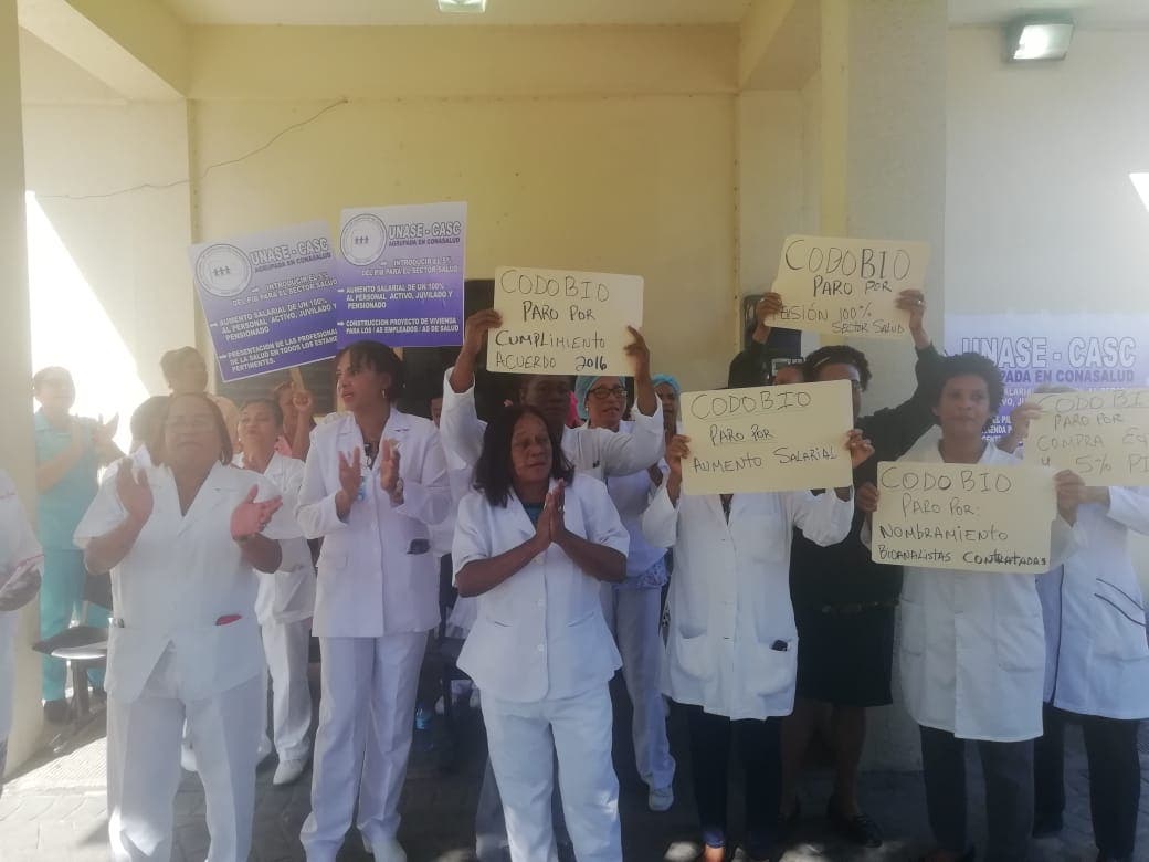 Enfermeras y bionalistas en huelga por mejoras salariales y pensiones con el 100%
