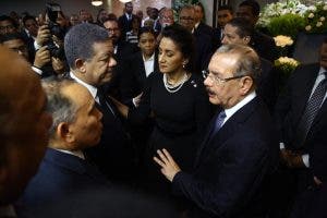 Leonel Fernández y Danilo Medina conversan junto a Cándida Montilla en velatorio del padre del Presidente.