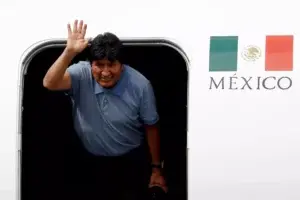 Evo Morales llega a México tras recibir asilo político