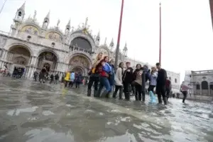 Venecia recobra poco a poco la calma atenta a las próximas mareas