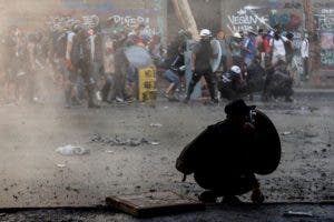 Jornada “violenta” en Chile deja robo a banco, incendios y ataque a cuarteles