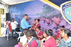 Policía Escolar imparte charlas en Festival Cultural Hermanas Mirabal