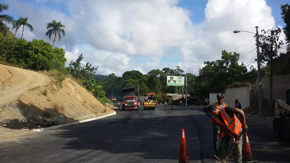 Aceleran asfaltado en áreas remozadas de carretera Puerto Plata-Navarrete