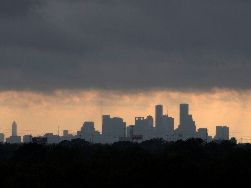Miles siguen sin luz después de tormentas en noreste de EEUU