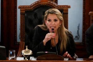 Senadora Jeanine  Áñez se autoproclama presidenta interina de Bolivia