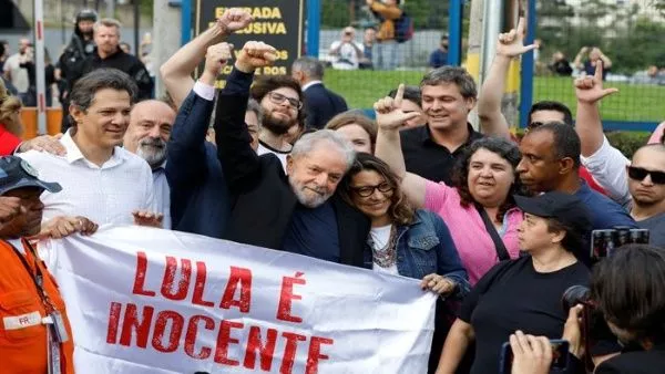 Expresidente brasileño Lula sale de la cárcel 1 año y 7 meses después