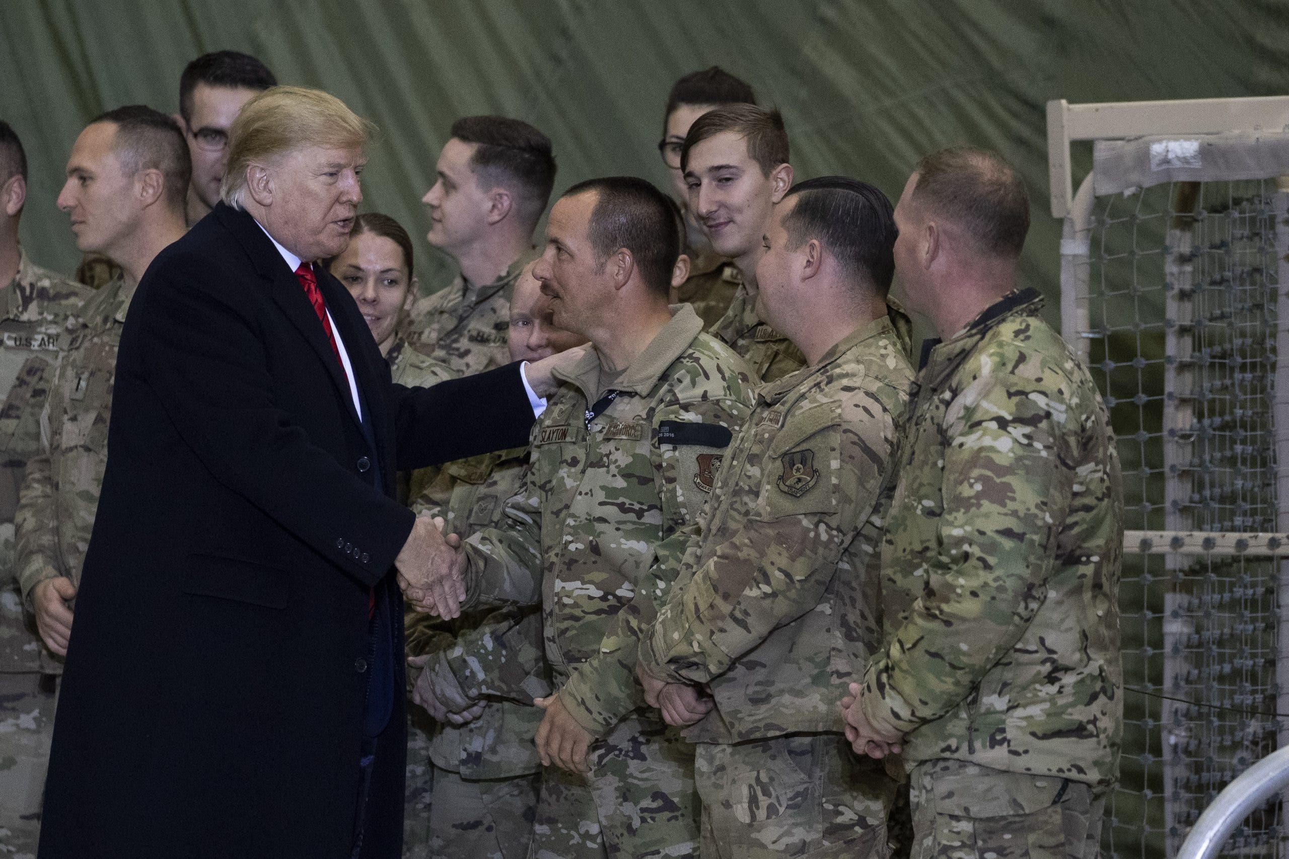 Trump visita a tropas en Afganistán por el Día de Gracias