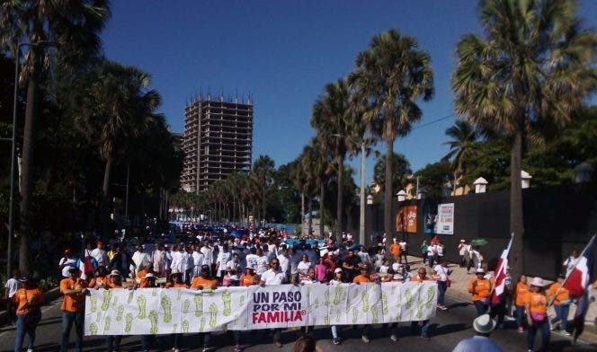 Realizan dos multitudinarias caminatas en favor de los valores de la familia y la No Violencia Contra la Mujer