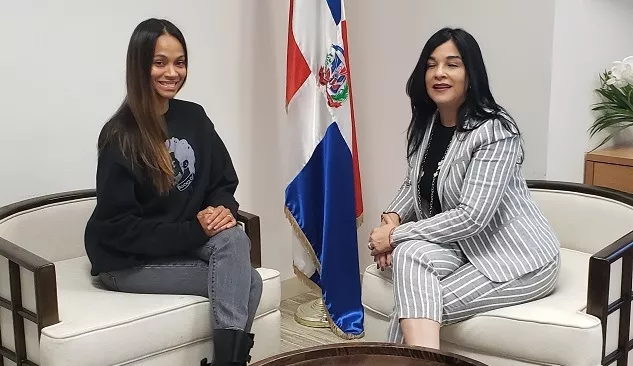 Cónsul dominicana en California recibe a actriz Zoe Saldaña