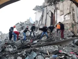 Sismo deja 16 muertos en Albania, buscan a sobrevivientes