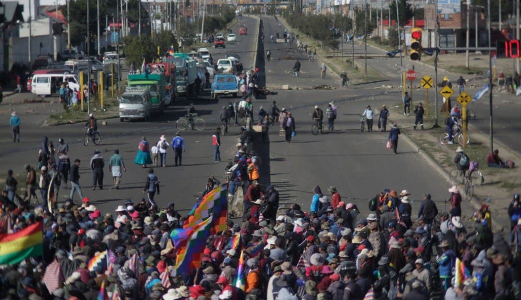 Escasez de alimentos y gasolina por protestas en Bolivia