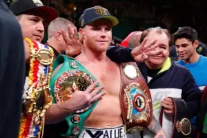 “Canelo” logra espectacular nocaut y se corona campeón en cuatro categorías