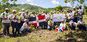 Motor Crédito planta 3,000 brotes  de árboles en la cuenca del río Ozama