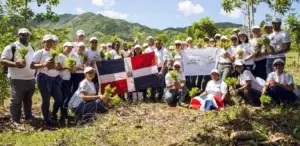 Motor Crédito planta 3,000 brotes  de árboles en la cuenca del río Ozama