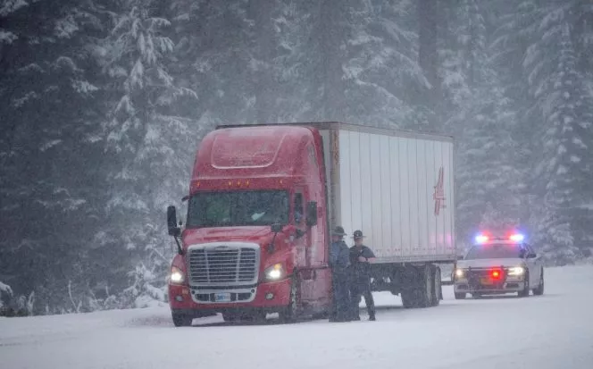 Nieve paraliza medio EEUU y amenaza millones de viajes por Acción de Gracias