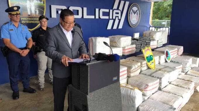 Tras la intervención, los oficiales detuvieron a tres hombres, todos dominicanos y dos de ellos residentes de Puerto Rico, a quienes se les ocupó 56 fardos de cocaína.