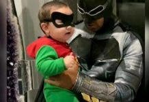 ¡Fanáticos derretidos! Romeo Santos se disfraza de Batman y a su hijo de Robin por Halloween