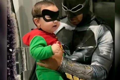 ¡Fanáticos derretidos! Romeo Santos se disfraza de Batman y a su hijo de Robin por Halloween