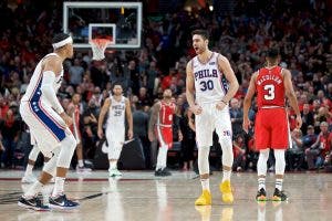 Sixers mantienen el invicto; Bucks ganan revancha a Raptors