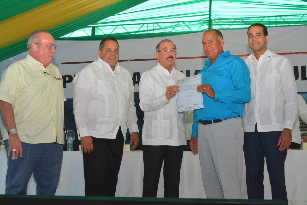 Presidente Danilo Medina entrega 870 títulos de propiedad en Sabana Grande de Boyá