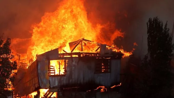 Incendio en Chile: el fuego consume al menos 120 casas en Valparaíso