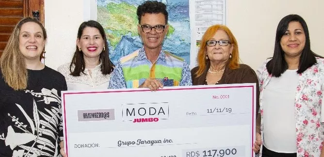 Moda Jumbo entrega un donativo a Grupo Jaragua