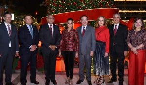 El Banco Central enciende su árbol de Navidad junto a colaboradores