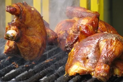 Asó un trozo de carne con calor había en un auto