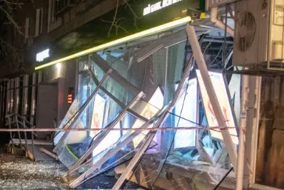 Explotan cajero automático y cae lluvia de billetes