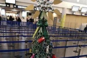 Crearon árbol de Navidad objetos confiscados