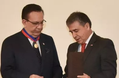 Gobernador del Banco Central recibe distinción