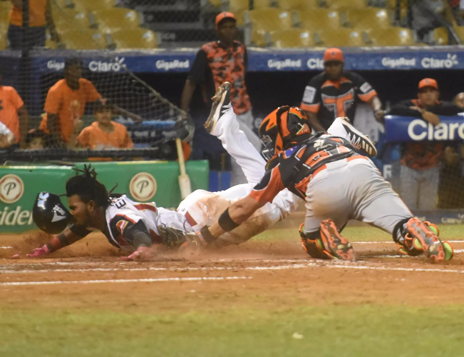 Leones paran la racha de los Toros con regreso