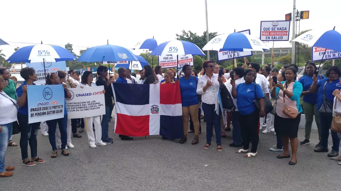 Enfermeras realizan manifestación frente a Salud Pública exigiendo reivindicaciones