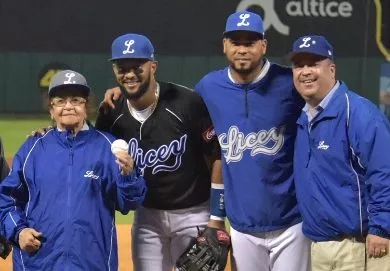 Homenaje para doña Chela, abonada a partidos del Licey