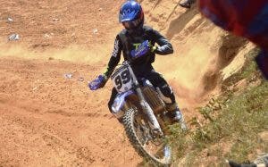 Piloto Manny Mora sigue dando cátedra motocross