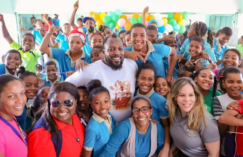 Vladimir Guerrero entrega útiles escolares a niños de Nizao