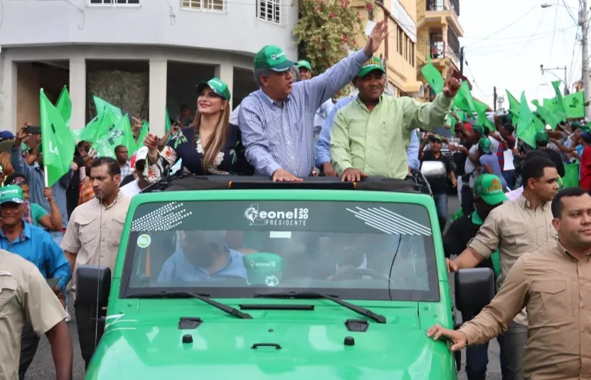 Leonel recorrió SDO en apoyo de candidaturas