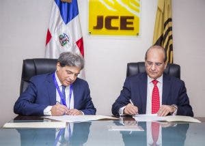 JCE y empresa española Alhambra Eidos suscriben contrato para auditoría forense voto automatizado