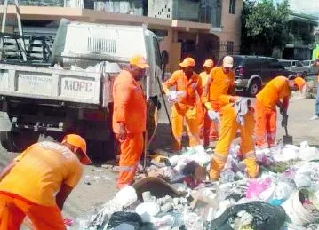 Obras Públicas retira desechos de Santo Domingo Este