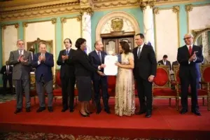 Presidente Medina entrega Premio Nacional de Periodismo 2019 a Emilia Pereyra