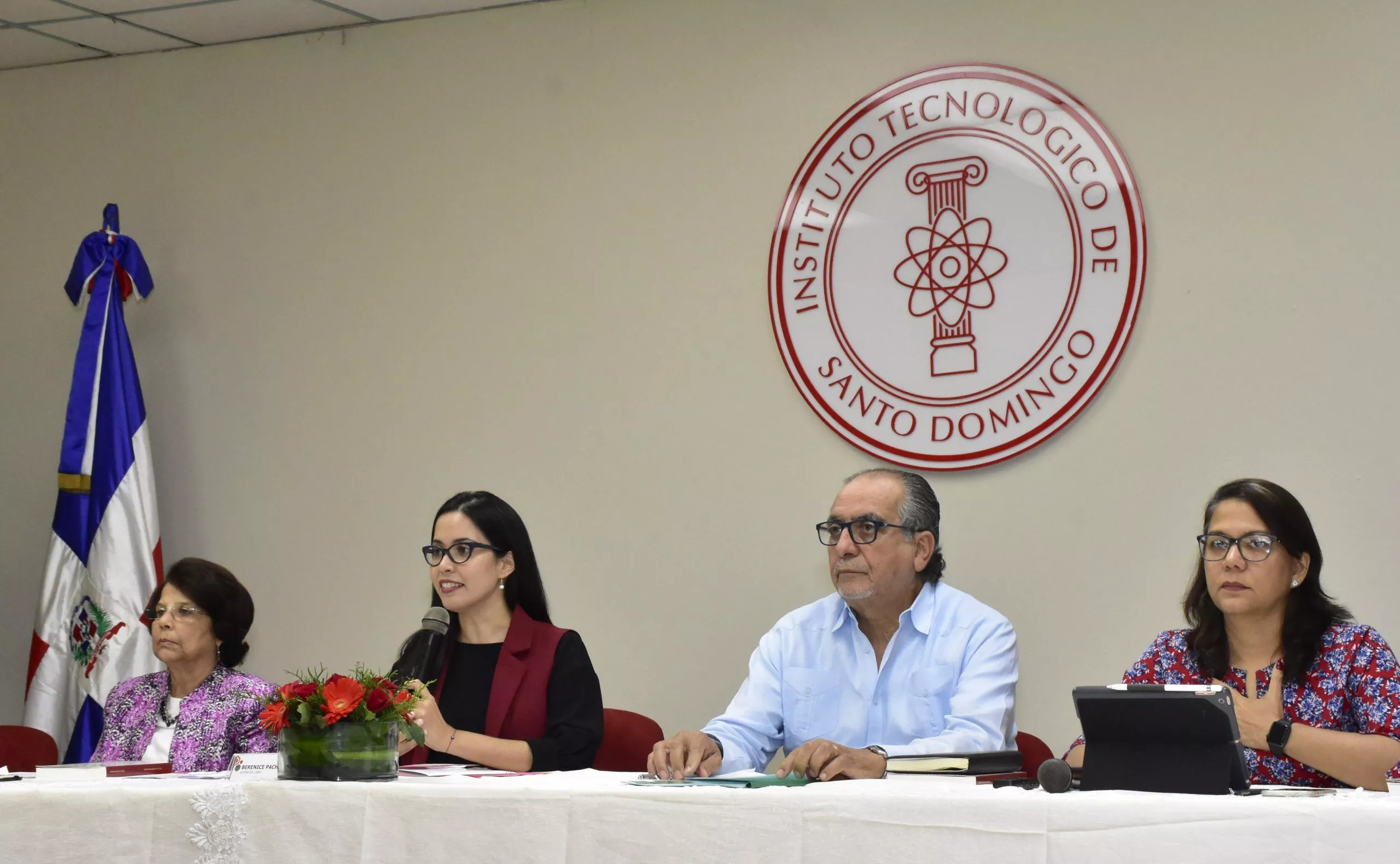 Altagracia López, Berenice Pacheco-Salazar, Miguel Escala y Cristina Amiama, durante su disertación en el panel.