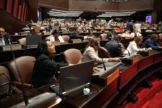 Diputados aprueban préstamo por RD$1, 200 millones para regalía de los ayuntamientos