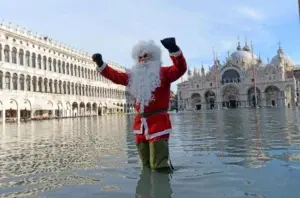 El agua vuelve a subir en Venecia y alcanza los 144 centímetros