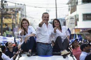 Abinader, Carolina y Faride realizan marcha- caravana por barrios del Distrito Nacional