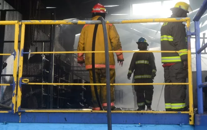 Incendio afecta empresa en Cristo Rey