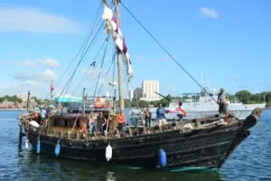 Armada dominicana recibe  replica de embarcación “Expedición Fenicia”