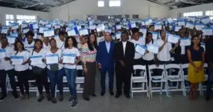 ITLA entrega más de 900 becas de inglés a munícipes de Boca Chica