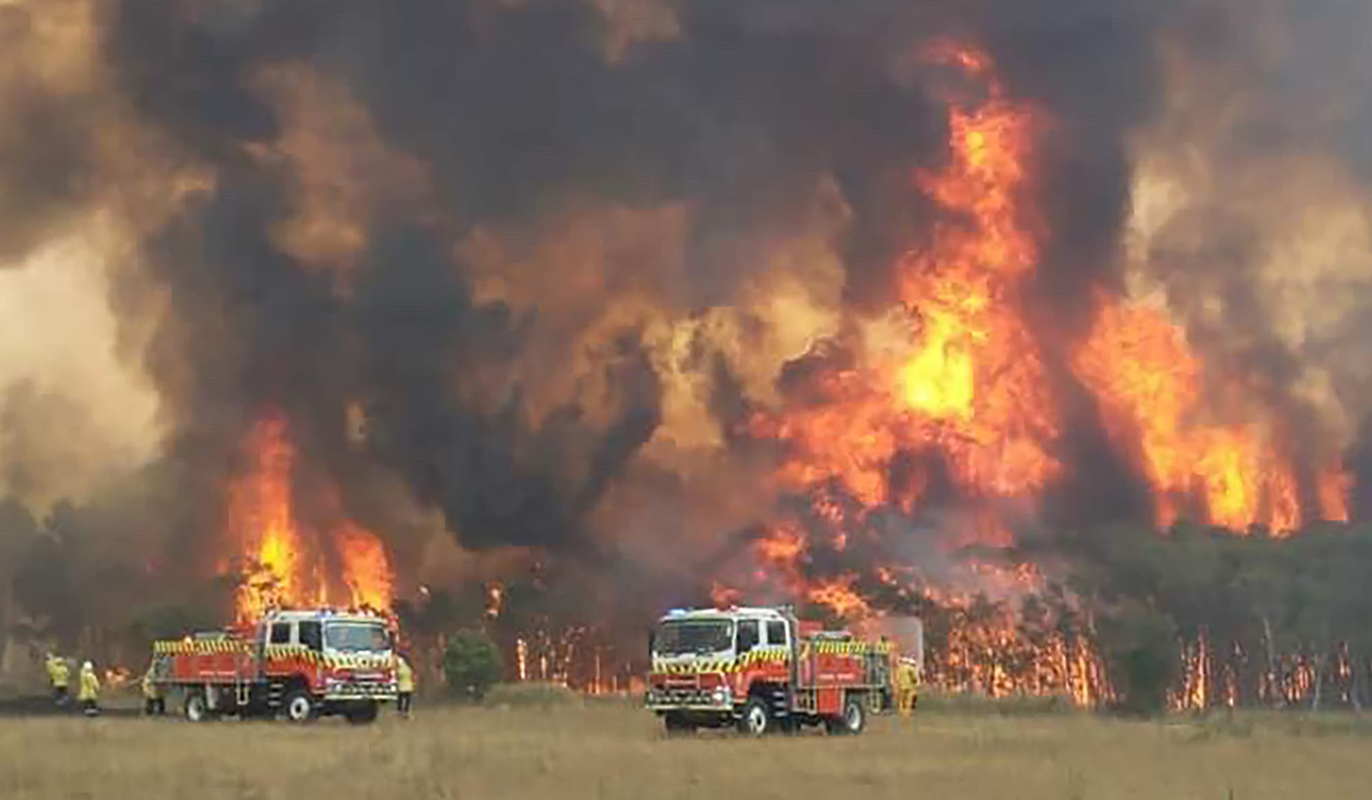 Dos muertos, cinco desaparecidos y miles atrapados por incendios en Australia